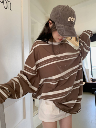 Actual shot of loose and lazy embroidered simple color-blocked striped top in early spring