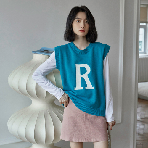 Real shot of knitted vest for women in early spring, new Korean version with loose letters, versatile vest for students, trendy tops