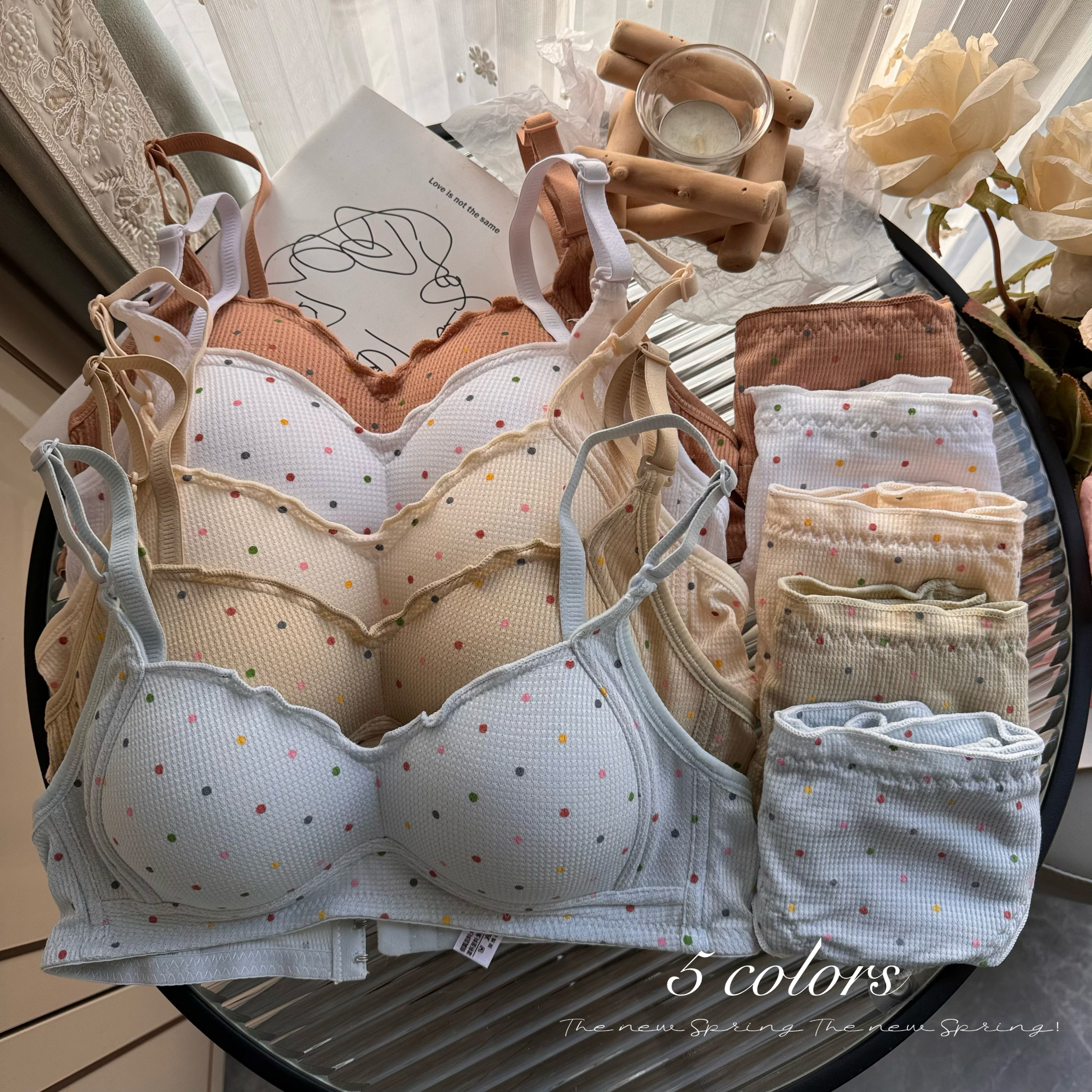 Real shot of Japanese sexy white polka-dot push-up no-wire bra set girl's bra to collect breasts underwear