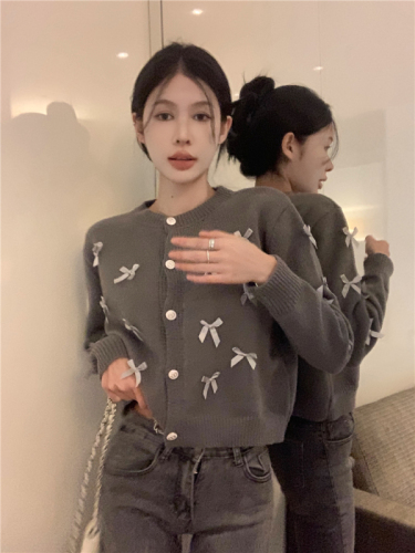 Actual shot of Xiaoxiangfeng bow knitted sweater top with heavy industrial design and short knitted sweater