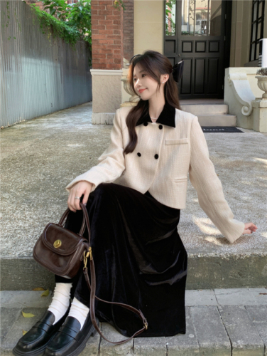 Real shot!  French style short woolen jacket + versatile black velvet skirt suit