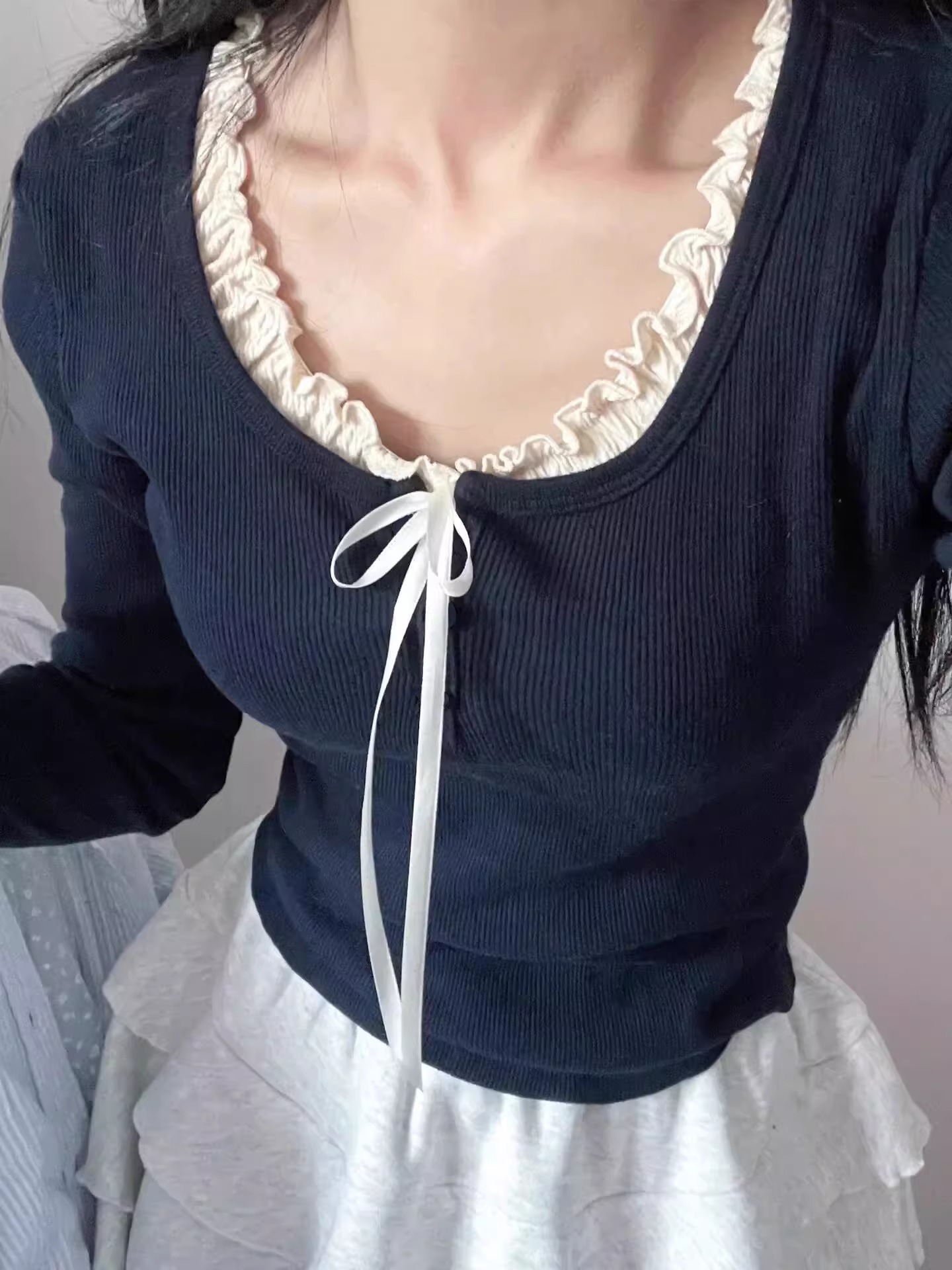 Pure lust style V-neck long-sleeved bottoming t-shirt for women's spring inner wear with slim design and slim short top for hot girls