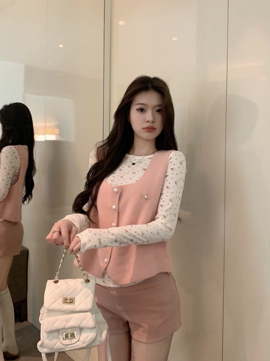 Real shot of early spring new sweet and cute floral round neck slimming T-shirt + pink and tender vest for women