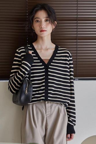 Real shot of v-neck striped sweater for women 2024 spring new trendy loose slimming black and white contrasting color long-sleeved cardigan