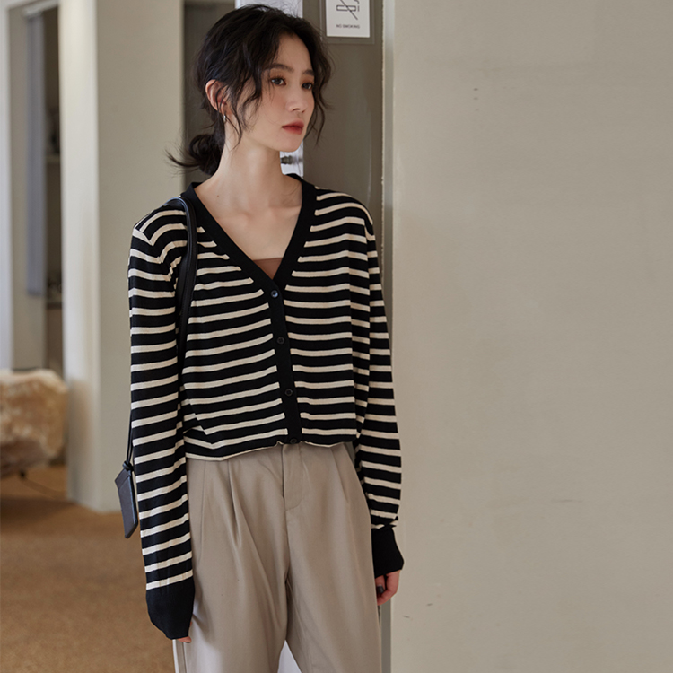 Real shot of v-neck striped sweater for women 2024 spring new trendy loose slimming black and white contrasting color long-sleeved cardigan