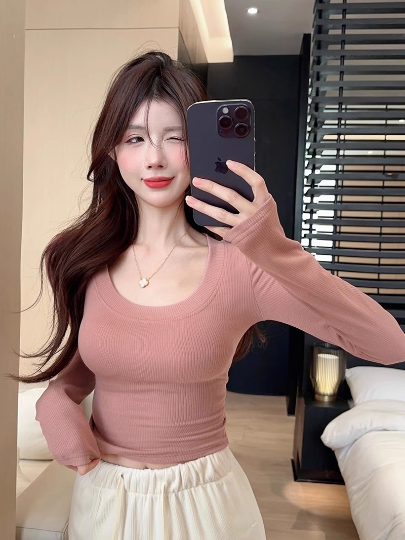 Actual shot of fleece bottoming shirt for women in fall and winter, tight-fitting long-sleeved top, versatile and slimming, worn outside with a T-shirt inside