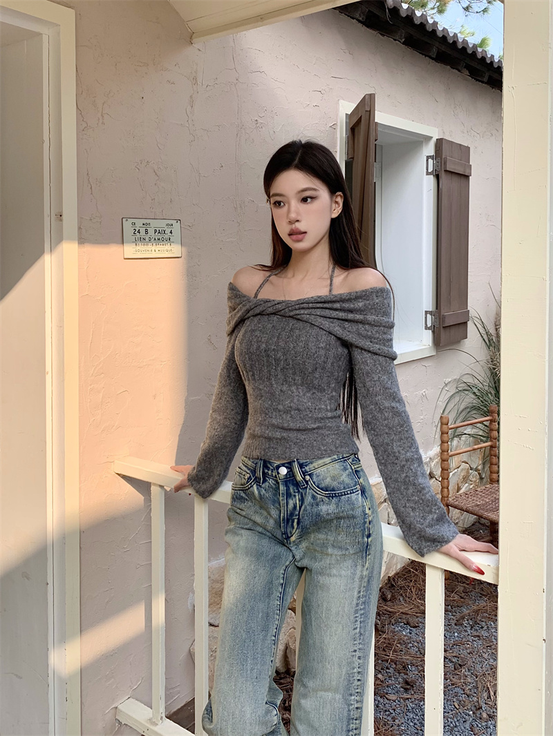 Real shot of designer one-shoulder high-end small sexy and gentle knitted sweater