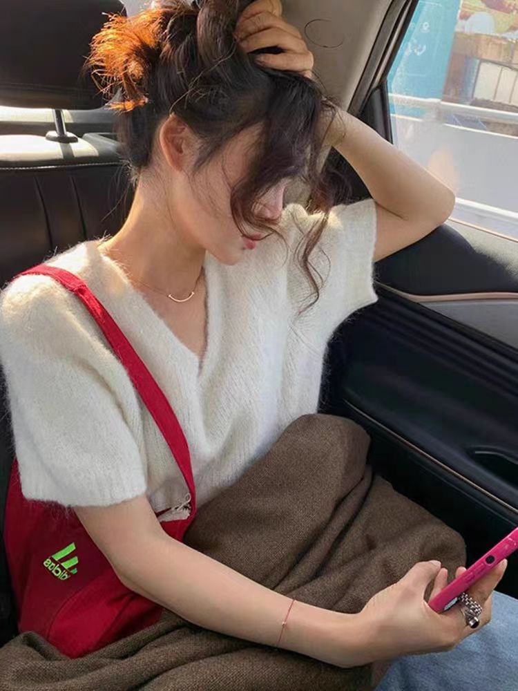 秋冬新款高級感白色V領短袖套頭針織衫毛衣女氣質減齡超好看上衣