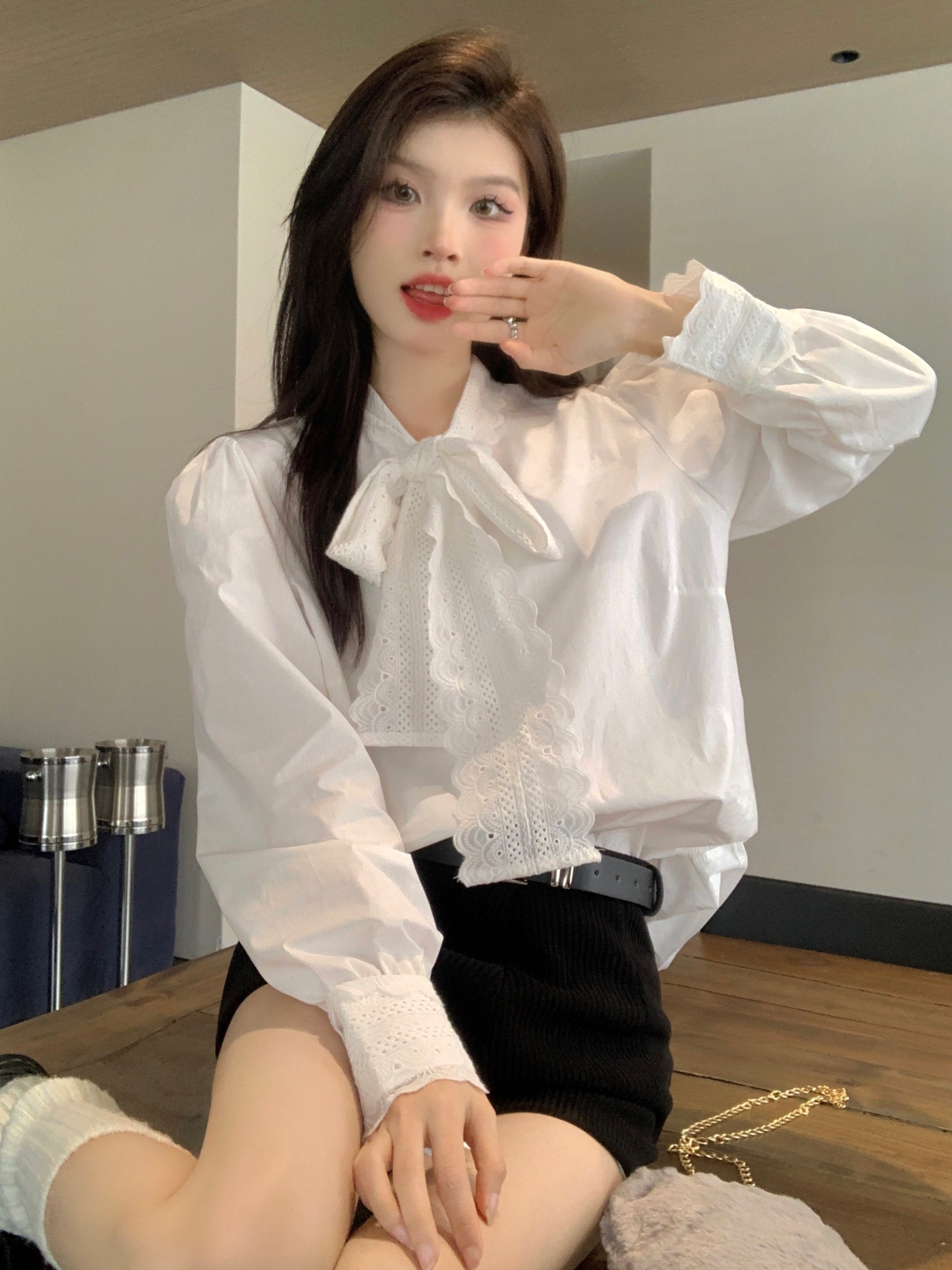 Actual shot of early spring Korean chic simple lace collar bow white shirt + black shorts suit