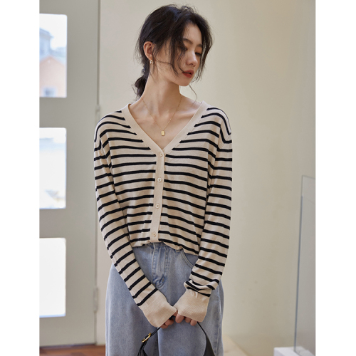 Real shot of v-neck striped sweater for women 2024 spring new trendy loose slimming black and white contrasting color long-sleeved cardigan