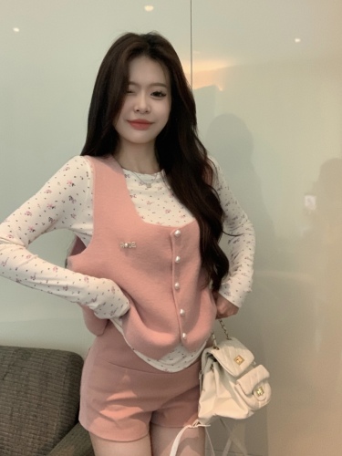 Real shot of early spring new sweet and cute floral round neck slimming T-shirt + pink and tender vest for women