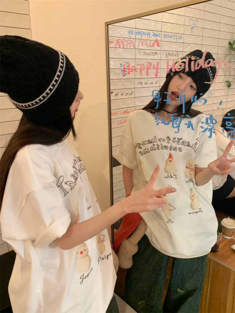 Actual shot of Little Snowman weapon collar white long printed T-shirt
