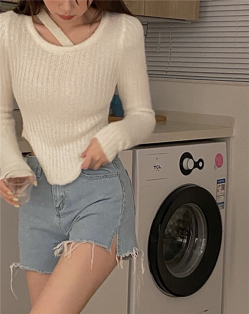 Real shot of a furry bottoming shirt with a knitted sweater inside, a discreet, sexy and slim-fitting top