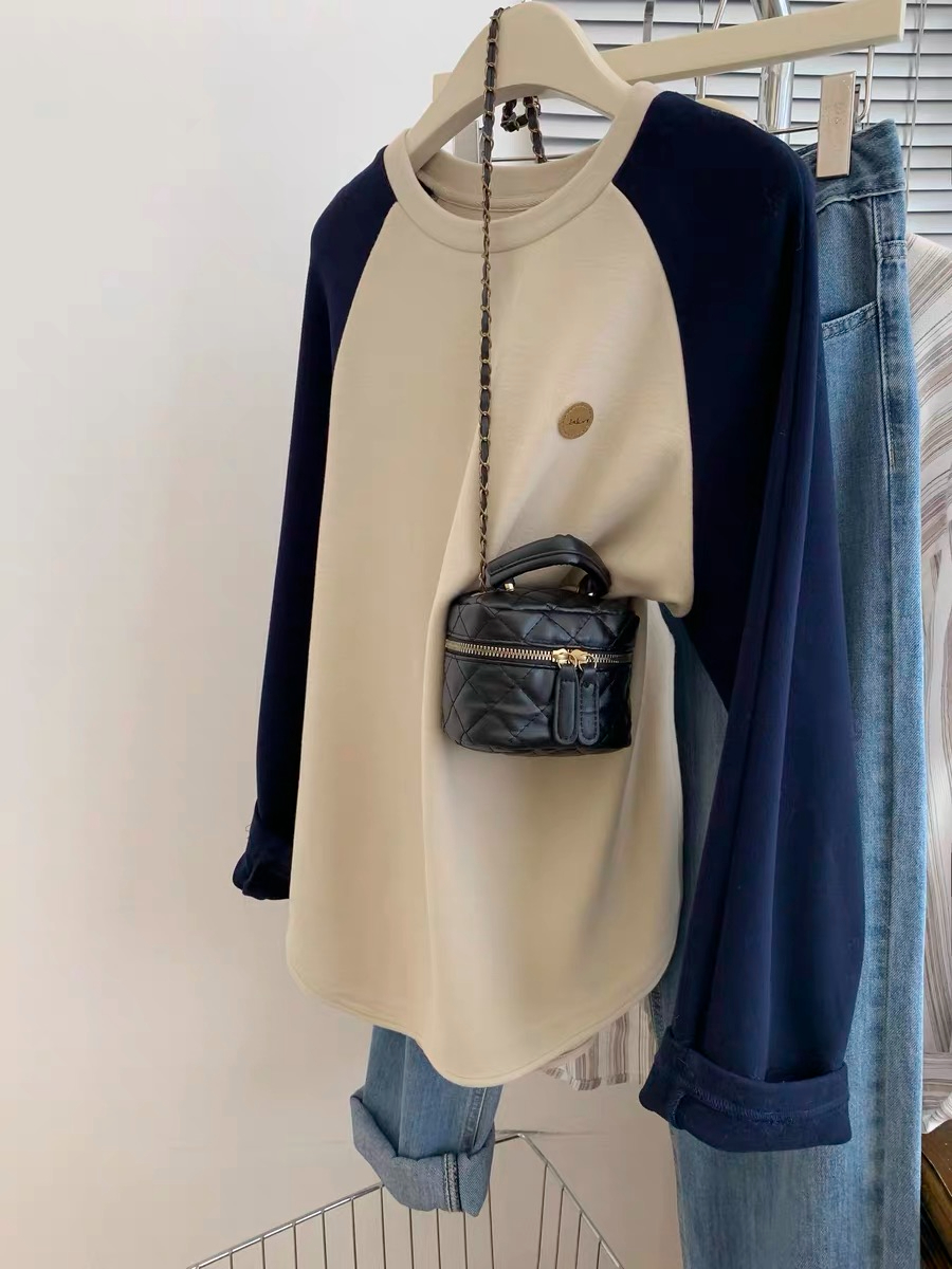 Contrast color raglan sleeves brushed long-sleeved T-shirt for women in autumn and winter design European loose German velvet slit inner layering shirt