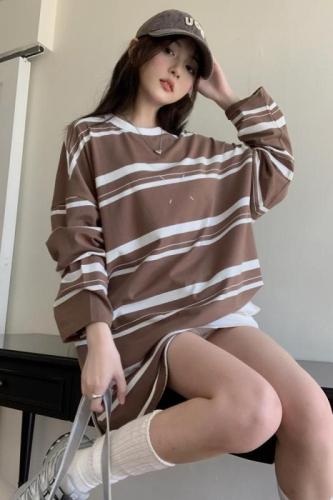 Actual shot of loose and lazy embroidered simple color-blocked striped top in early spring