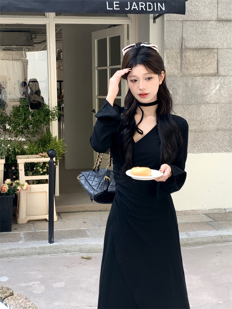 Gentle and sexy V-neck knitted dress for women in autumn and winter new temperament slim slimming waist bag hip strap long skirt