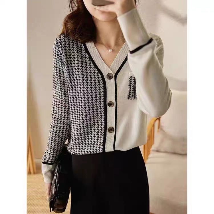 Contrast color houndstooth V-neck knitted cardigan for women, spring design, slim and fashionable, age-reducing long-sleeved and versatile top
