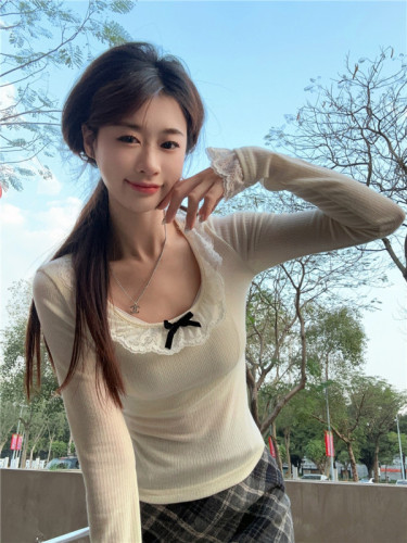 Actual shot ~ Spring lace T-shirt, gentle style and pure desire, with short design top as base layer