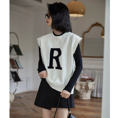 Real shot of knitted vest for women in early spring, new Korean version with loose letters, versatile vest for students, trendy tops
