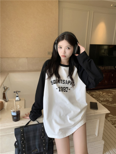 The letters have been changed. Real-life printed T-shirt for women. Autumn American retro black and white contrasting loose slimming top.