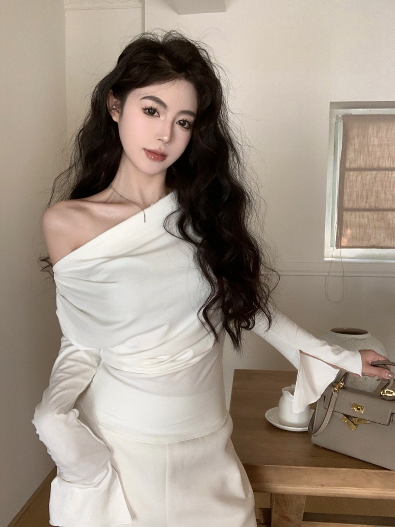 Real shot of spring pure desire, sweet hot girl style pleated off-shoulder slant neck, split sleeves, slim inner layering shirt top