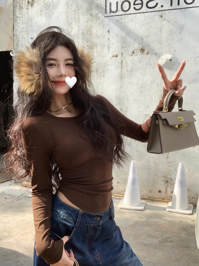 Real shot of winter hot girl style skin-friendly slimming short long-sleeved brushed T-shirt with cashmere base layer underneath