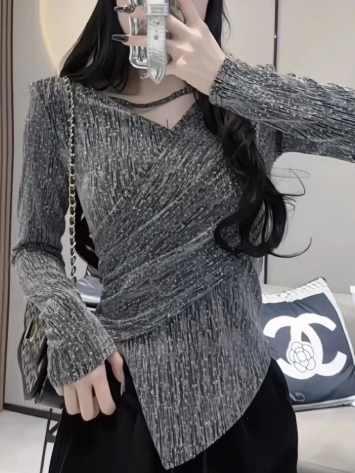 Pure desire V-neck design heavy industry flash diamond bottoming shirt for women spring irregular slim short top with black T-shirt