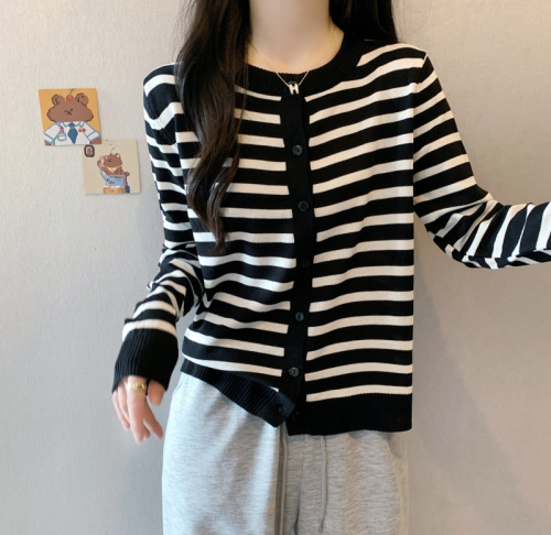 Real shot of early autumn clothing, new fat mm large size Korean style striped loose knitted cardigan women's coat sweater