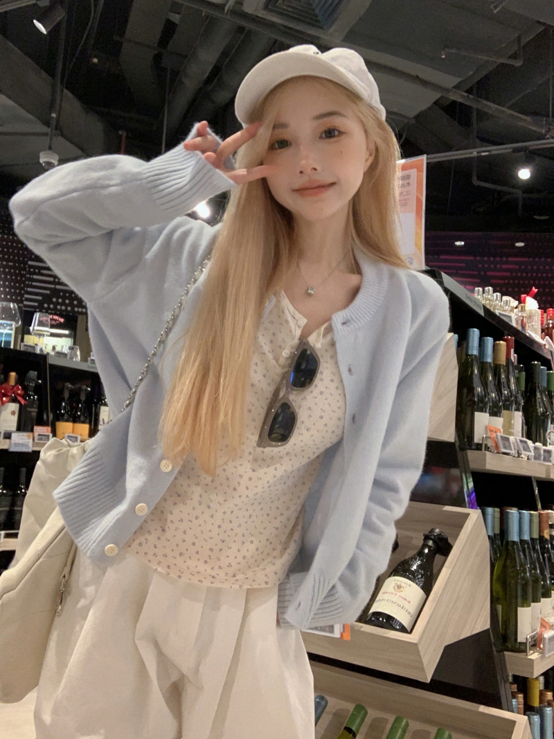 Actual shot of Zhao Lusi’s outfit, soft and waxy light blue knitted sweater jacket, simple short coat