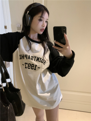 The letters have been changed. Real-life printed T-shirt for women. Autumn American retro black and white contrasting loose slimming top.