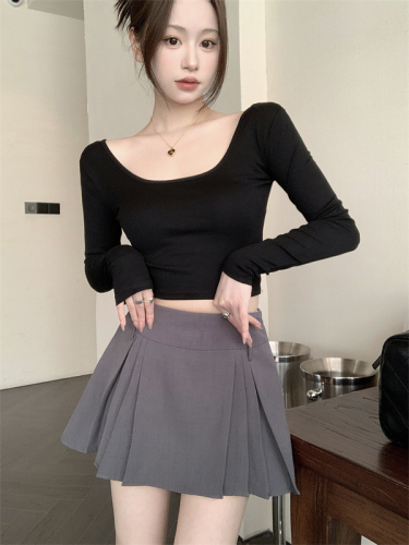 Actual shot of new spring and summer model showing collarbone, slimming, black base + gray pleated skirt