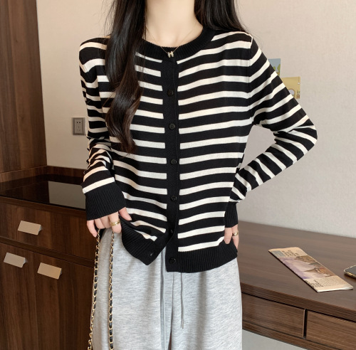 Real shot of early autumn clothing, new fat mm large size Korean style striped loose knitted cardigan women's coat sweater