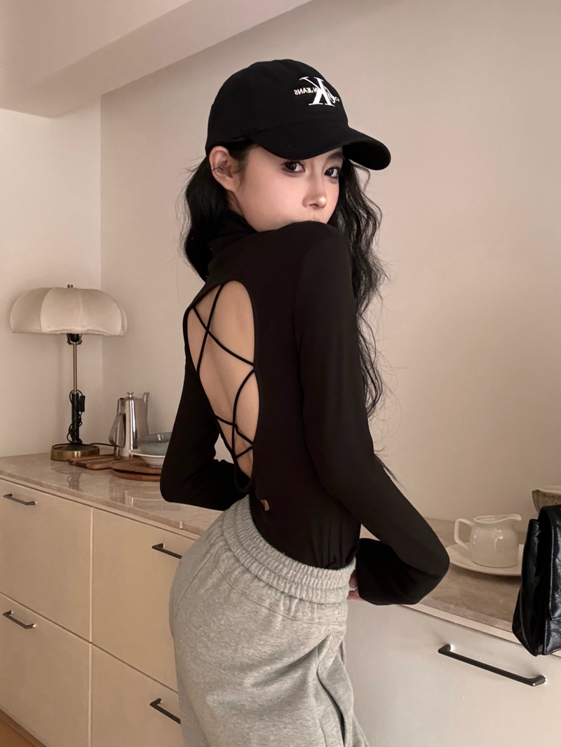 Actual shot of spring hot girl style cross-tie backless T-shirt worn outside the camera with a tight turtleneck and a bottoming shirt
