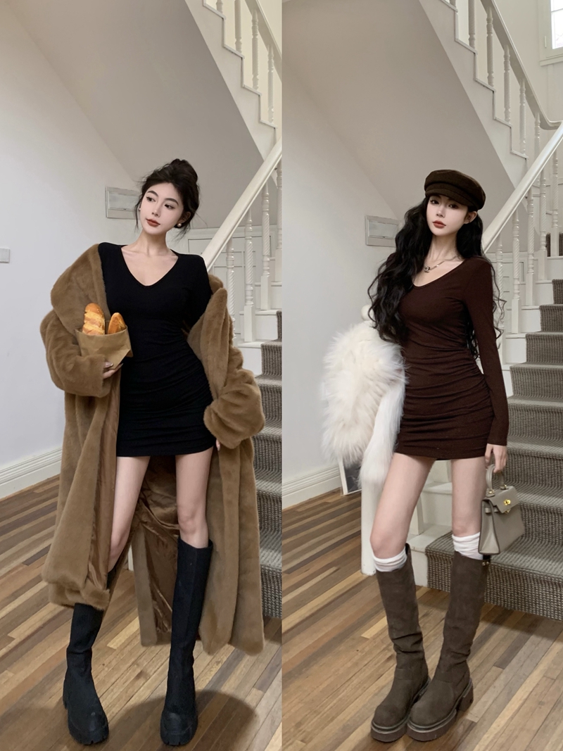 Real shot pure desire, sexy, spicy girl style, slim fit, and plush lining with a V-neck, buttocks wrapped, and shoulder padding dress