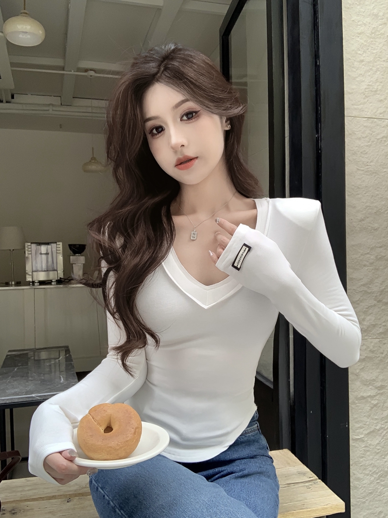 Actual shot of early spring sexy hottie style V-neck slim fit T-shirt with velvet lining and shoulder-padded bottoming shirt top