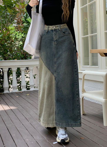 Real shot splicing with contrasting colors, split denim skirt for women with pear shaped figure, high and thin, medium length skirt