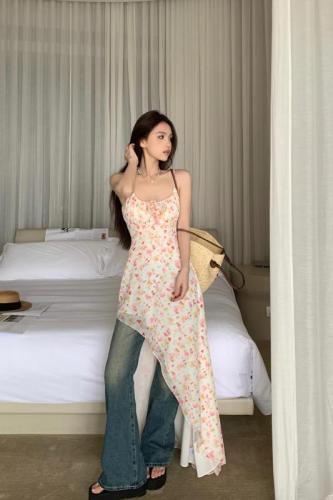 Real shot of three-dimensional floral floral dress with waisted hem and long skirt with irregular design