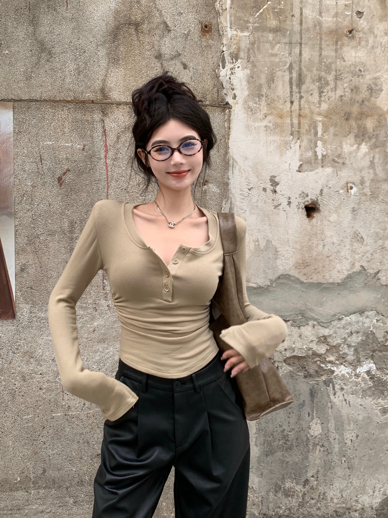 Real shot of winter hot girl style discreet half-open U-neck slim fit pleated short plus velvet inner layering shirt