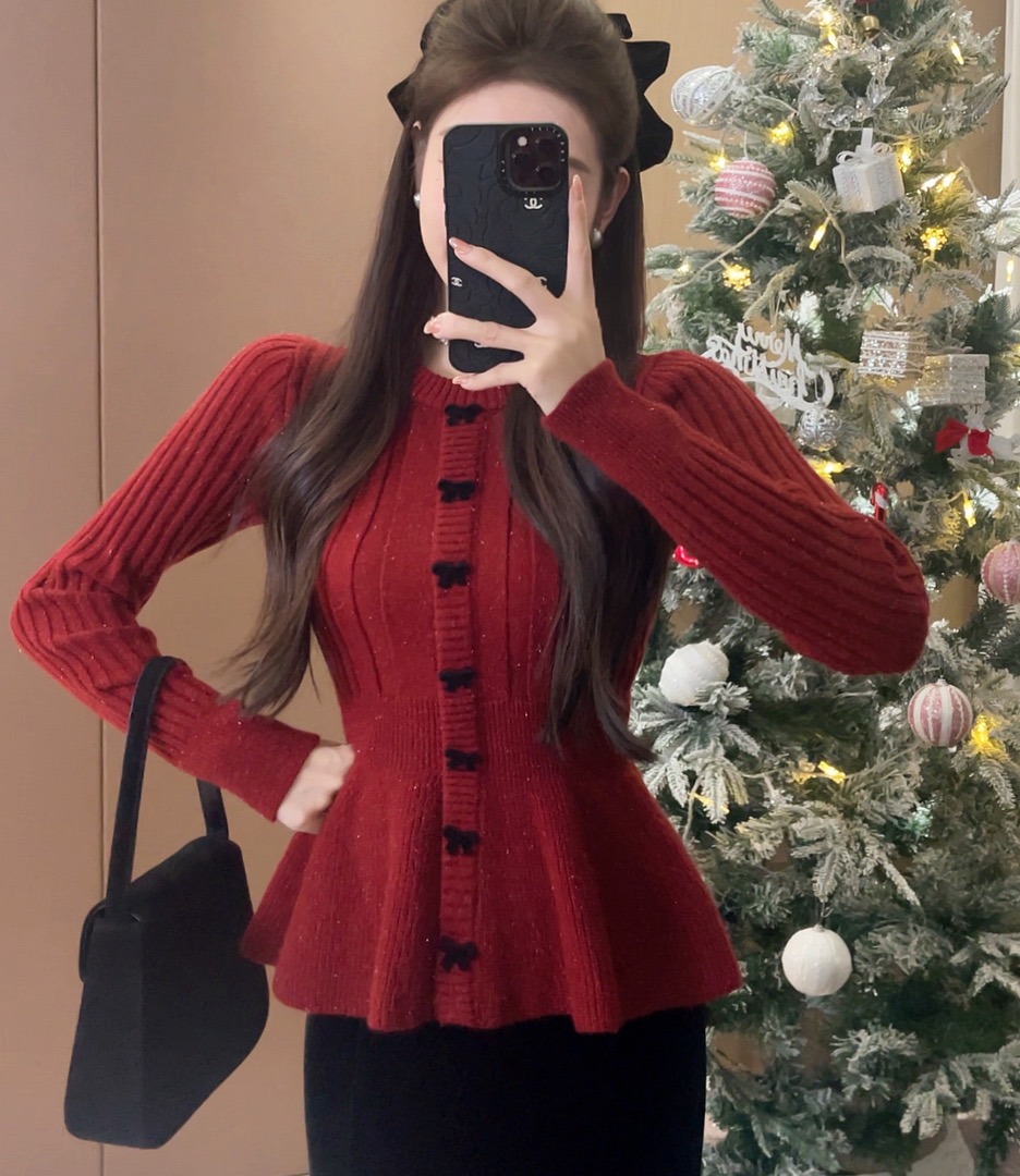 Autumn and winter Christmas wear for this Year of the Dragon. Knitted cardigan with bottoming shirt and red sweater for women.