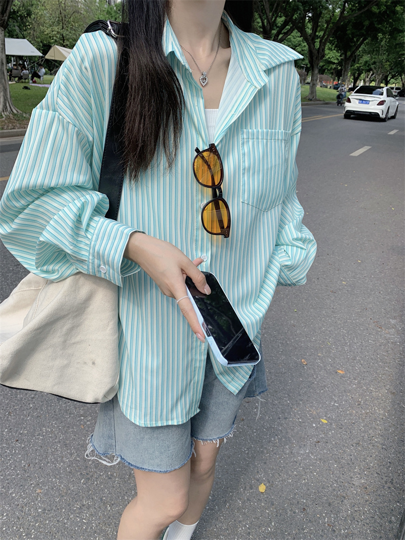 Real shot 2024 new high-end green sun protection striped shirt design niche mid-length top