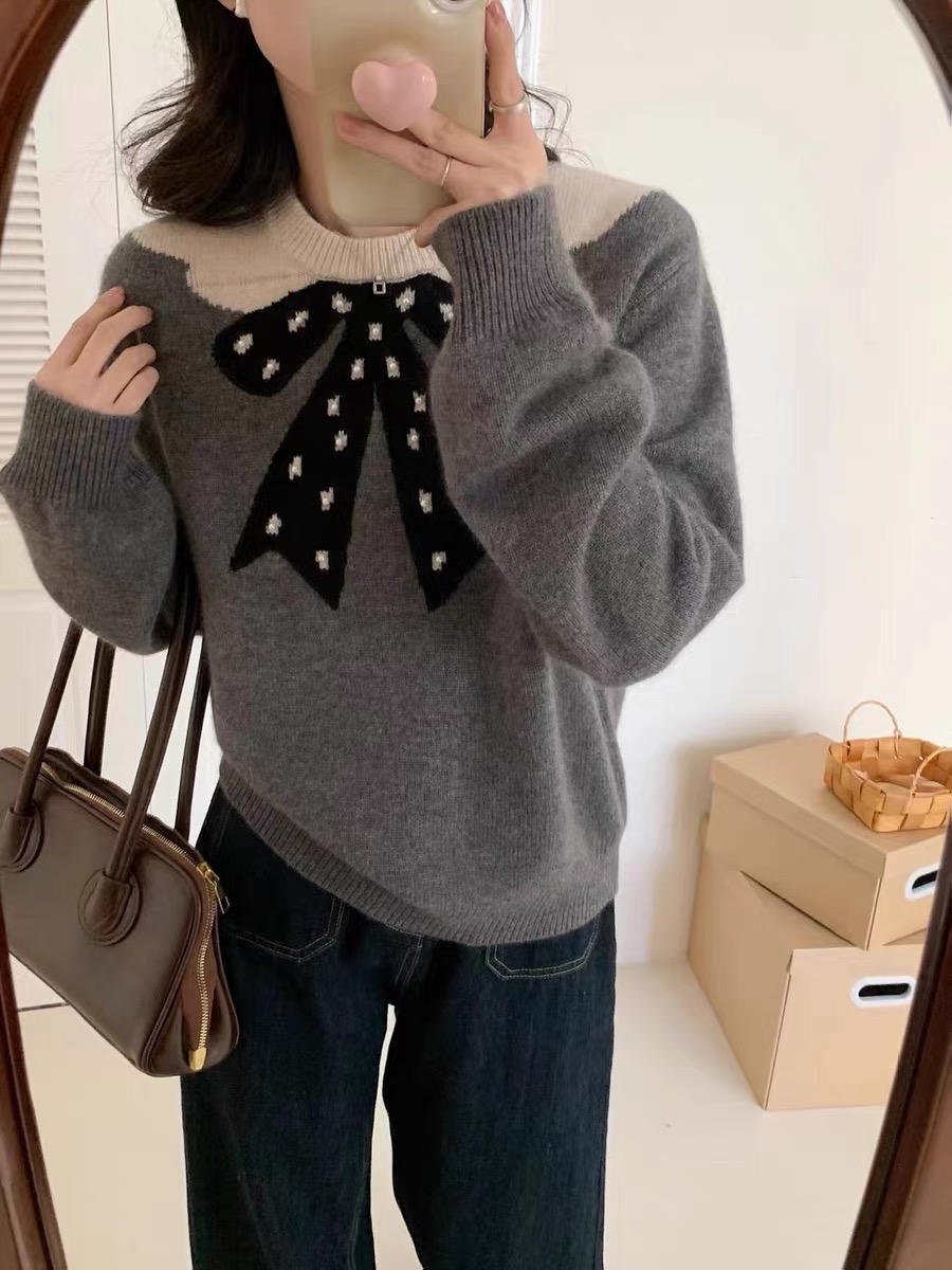 Design niche fragrance style warm inner knitted cardigan women's autumn and winter style age-reducing wool top jacket