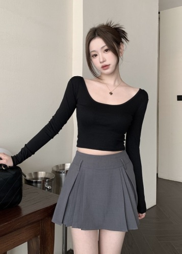 Actual shot of new spring and summer model showing collarbone, slimming, black base + gray pleated skirt