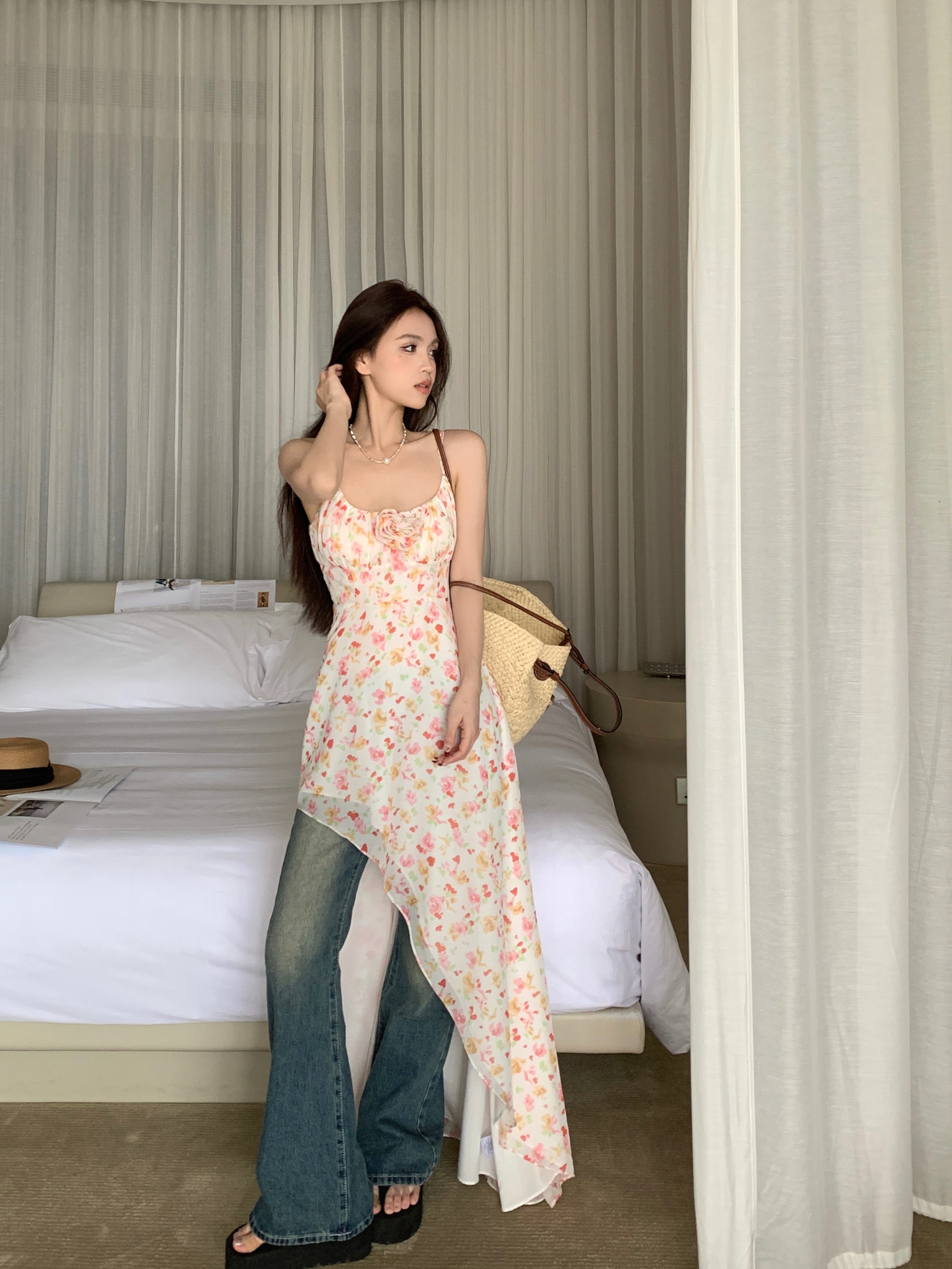 Real shot of three-dimensional floral floral dress with waisted hem and long skirt with irregular design