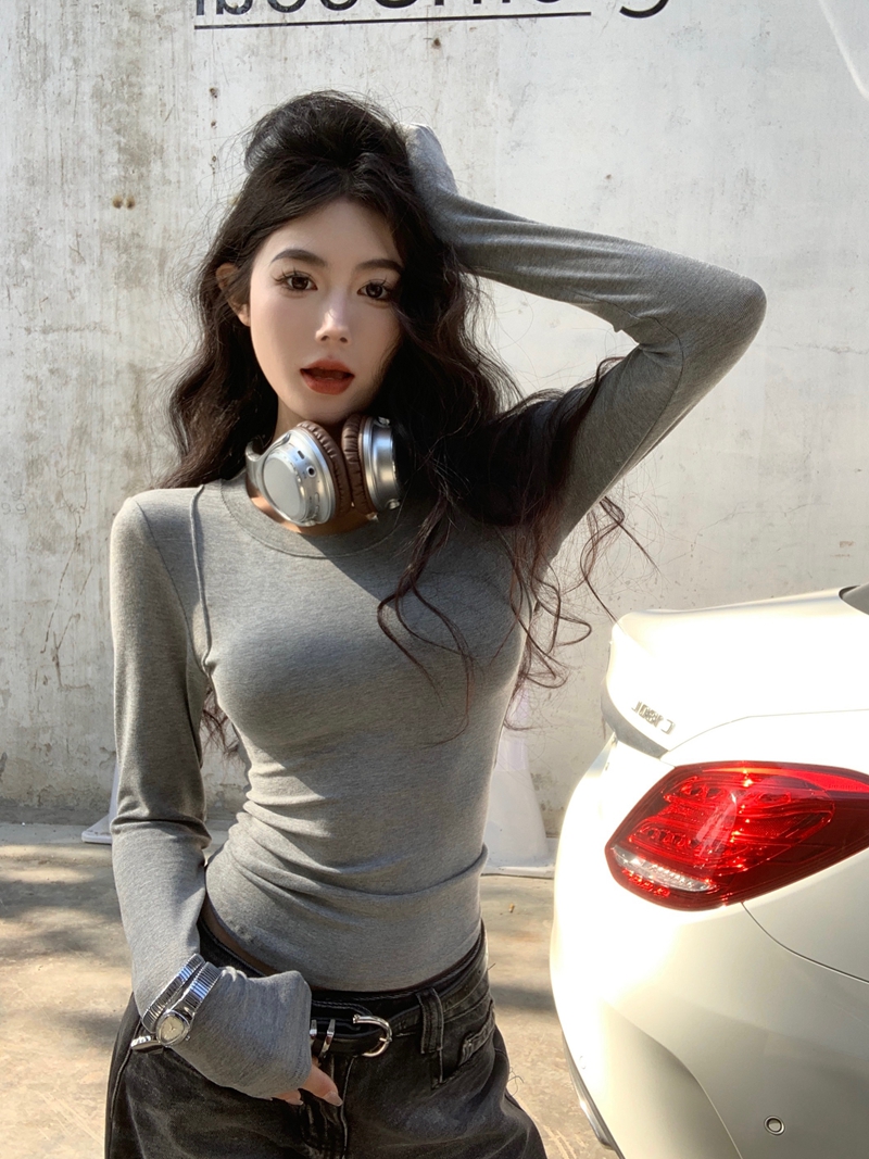Real shot of winter hot girl style skin-friendly slimming short long-sleeved brushed T-shirt with cashmere base layer underneath
