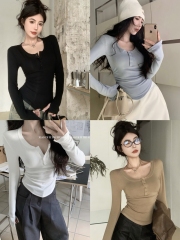 Real shot of winter hot girl style discreet half-open U-neck slim fit pleated short plus velvet inner layering shirt