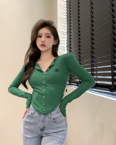 Real shot of hot girl style embroidered slimming short long-sleeved T-shirt with shoulder pads and bottoming shirt showing chest and navel top