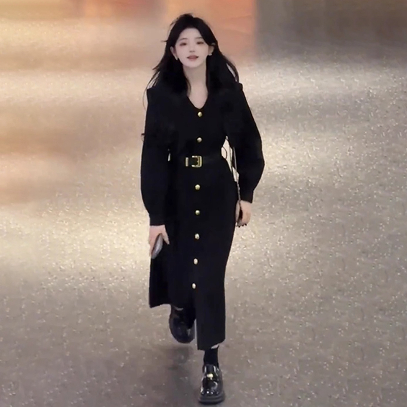 Hepburn style black dress women's autumn and winter 2024 new temperament slimming long skirt New Year's shirt