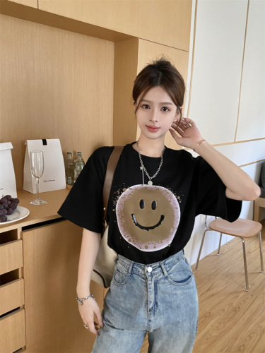 Real shot of the 2024 spring new front shoulder slimming version with personalized laughter face image, loose and lazy short sleeved T-shirt for women's clothing