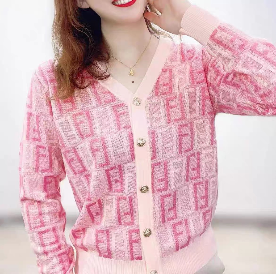 Contrast letter V-neck knitted cardigan for women in autumn new style gentle and sweet style unique slimming top