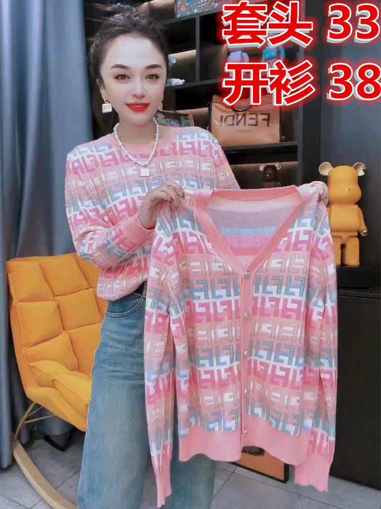 European letter knitted cardigan for women in early spring new high-end fashion versatile age-reducing V-neck contrasting temperament sweater t